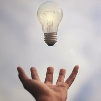 Idee und Vision, Hand und Lampe
