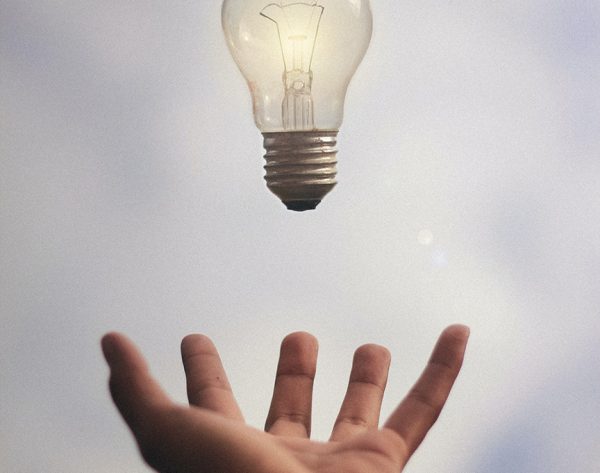 Idee und Vision, Hand und Lampe